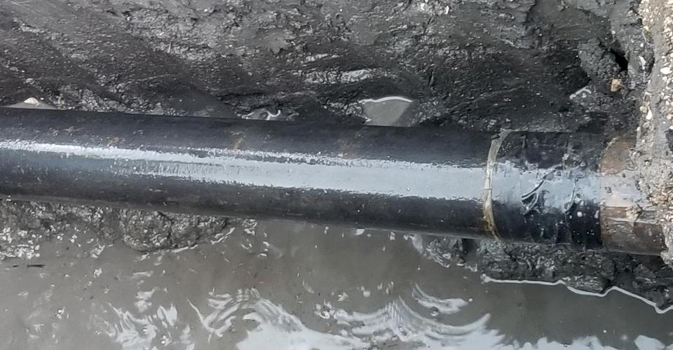Lafourche Parish exhumation: surface of the pipe after cleaning – oxidation was shown to be superficial. The research team found no pitting or graphitization.