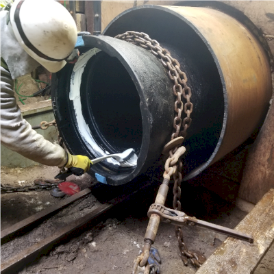 Lubricate the gasket prior to joint assembly. Only use lubricant provided by the pipe manufacturer.